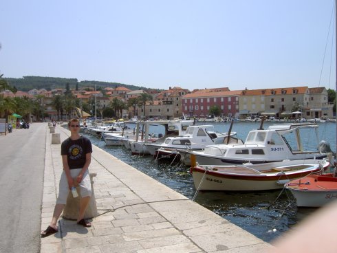 Lukas posar i Supetars hamn