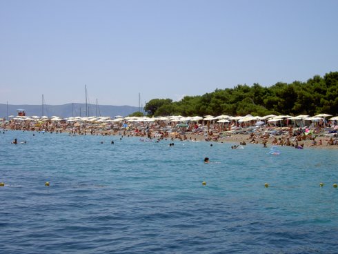 Massor av parasoll på Zlatni Rat