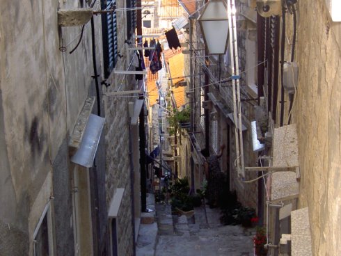 En brant gränd i Dubrovnik