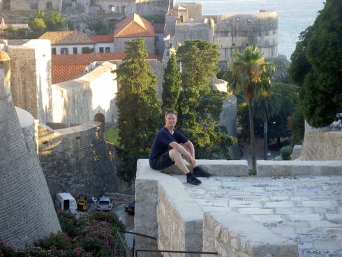 Sittandes på muren runt gamla Dubrovnik