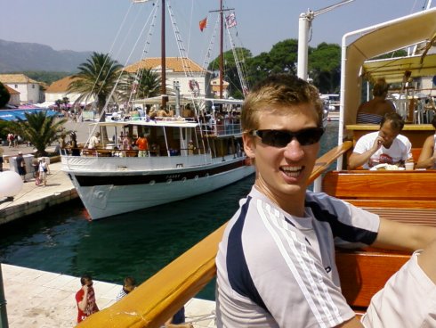 Lukas på utflyktsbåt